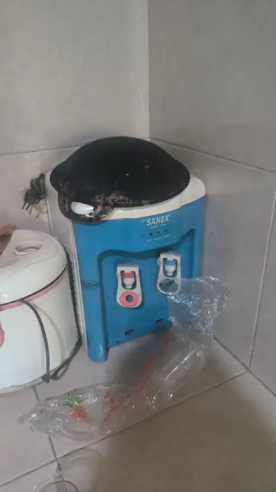 Dispenser air panas dingin