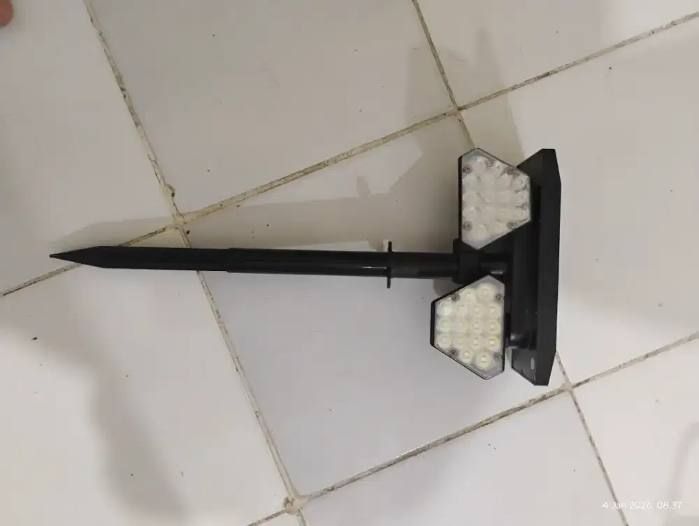 Lampu taman tenaga surya