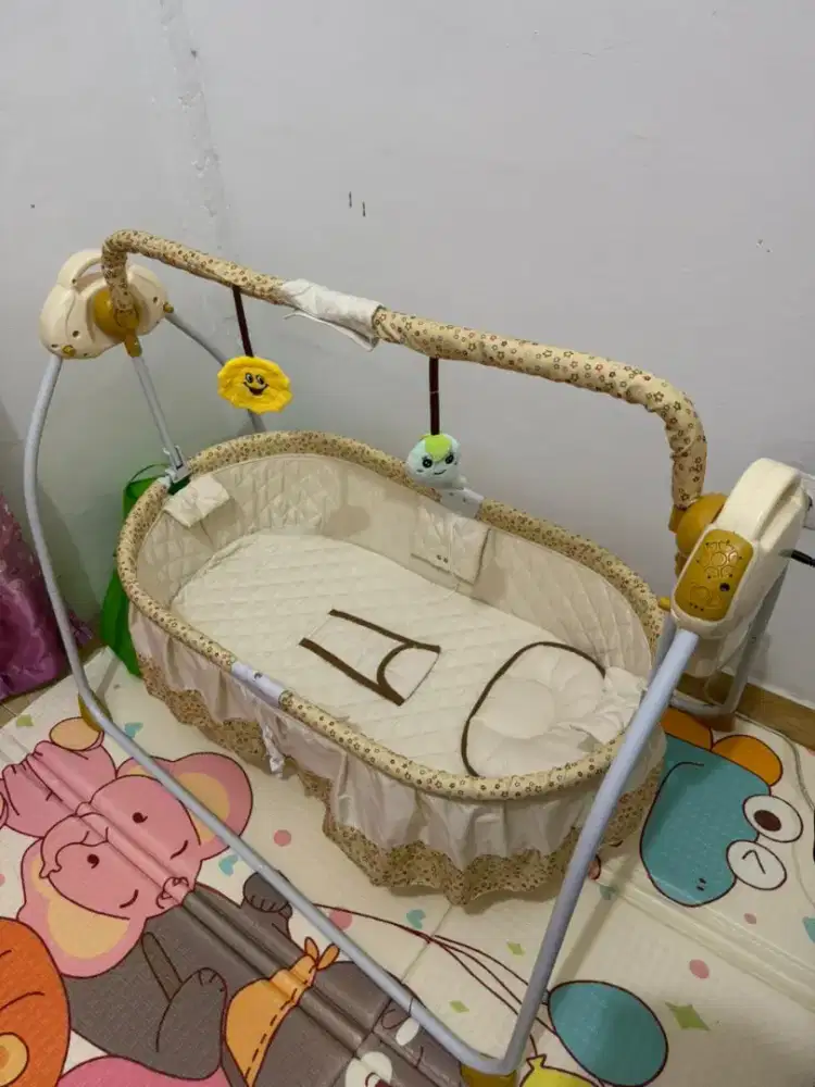 Ayunan bouncer warna khaki dengan musik, kondisi sangat baru