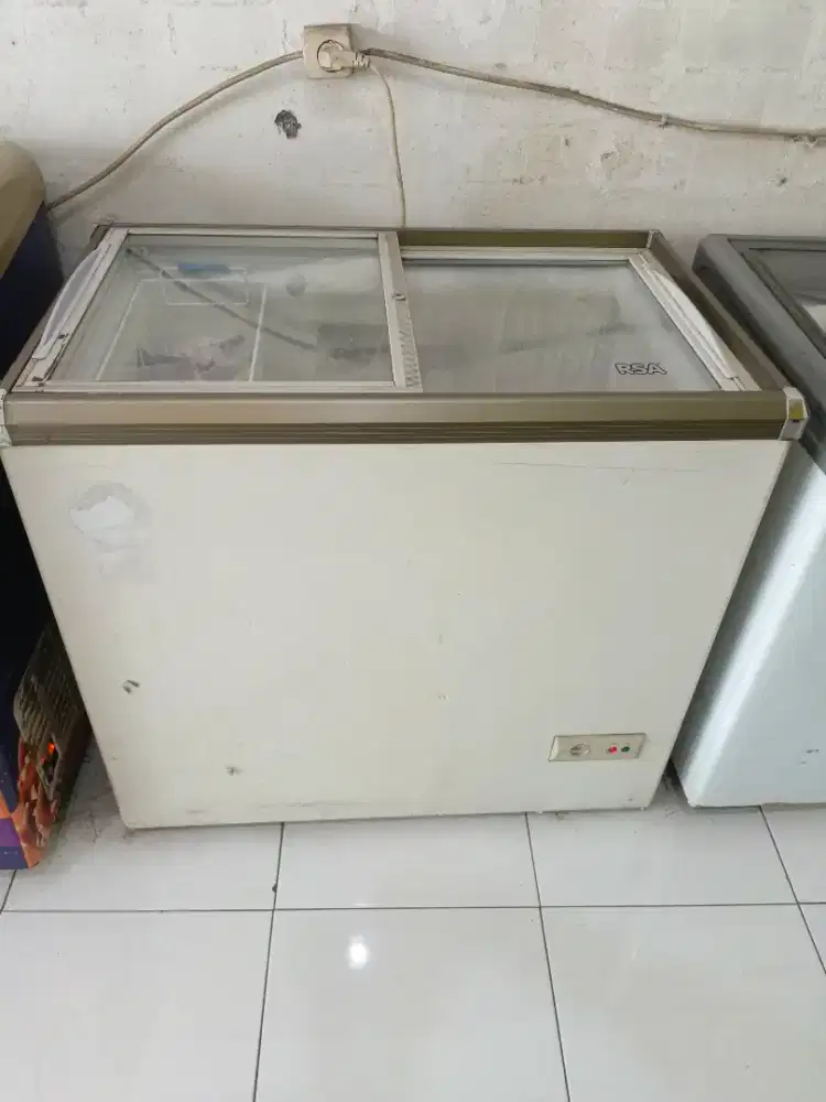 Freezer kaca geser merk RSA