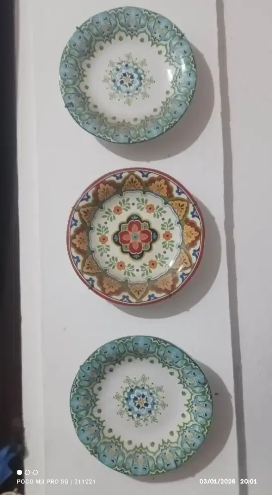 Piring pajangan di dinding