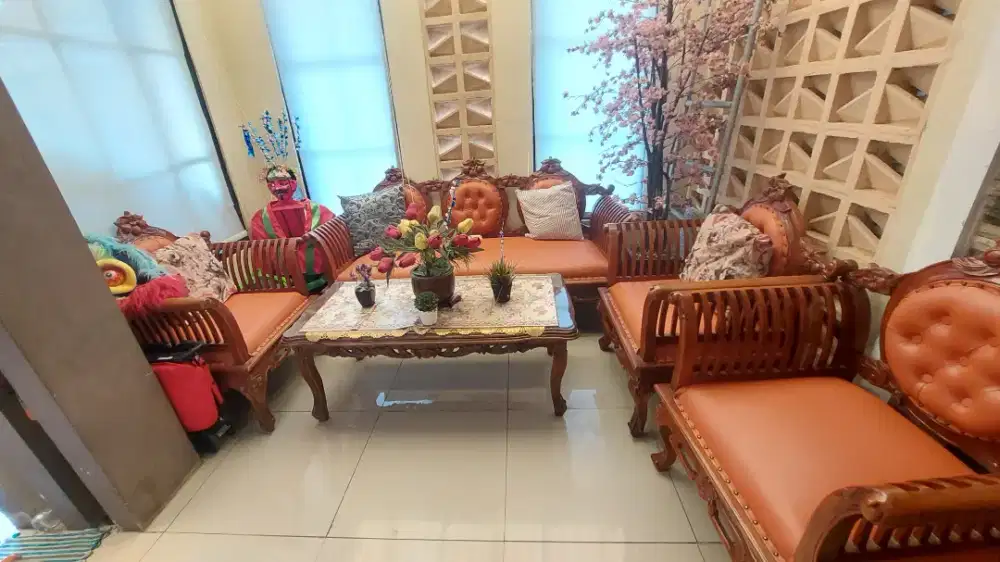 Kursi Tamu Jati Ukir Kartini dan Meja Tamu Jati Ukir Plus Pohon Hias