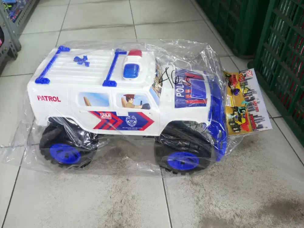 Mainan anak Jeep polisi tanggung