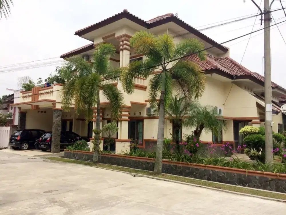 RUMAH MEWAH SIAP HUNI 2 LANTAI DEKAT KAMPUS USU