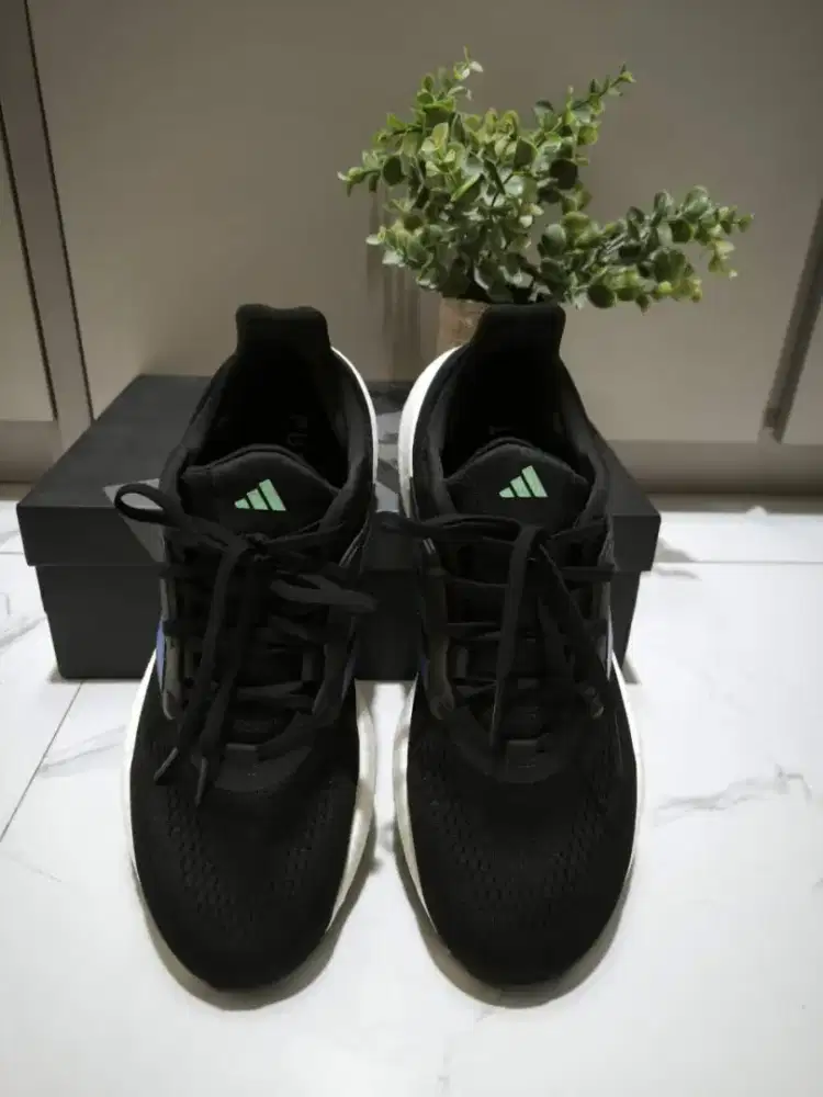 Sepatu lari / running shoes Adidas Pure Boost 22 hitam biru ORIGINAL