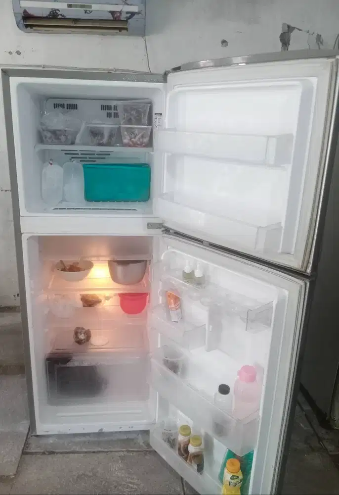 Kulkas 2 pintu LG. Mesin original pabrik belum rusak