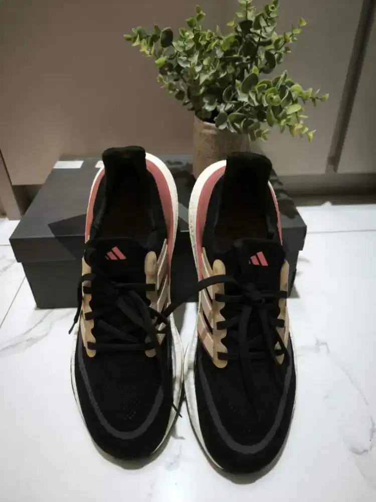 Sepatu Lari / Running Shoes Adidas Ultra Light hitam putih ORIGINAL