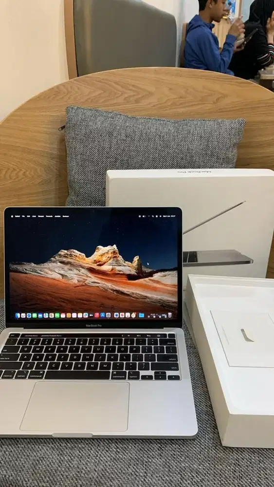 Macbook Pro Touchbar tahun 2020 Fullset Like A new 16/256 SSD