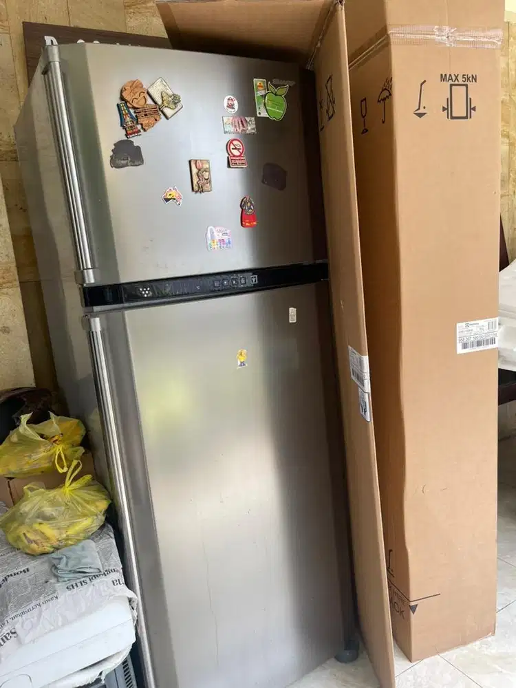 Di jual kulkas 2 pintu second merk shrarp