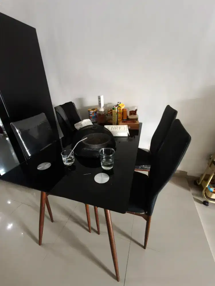 Meja Makan tempered glass 120cm x 70cm (termasuk kursi 4 buah)