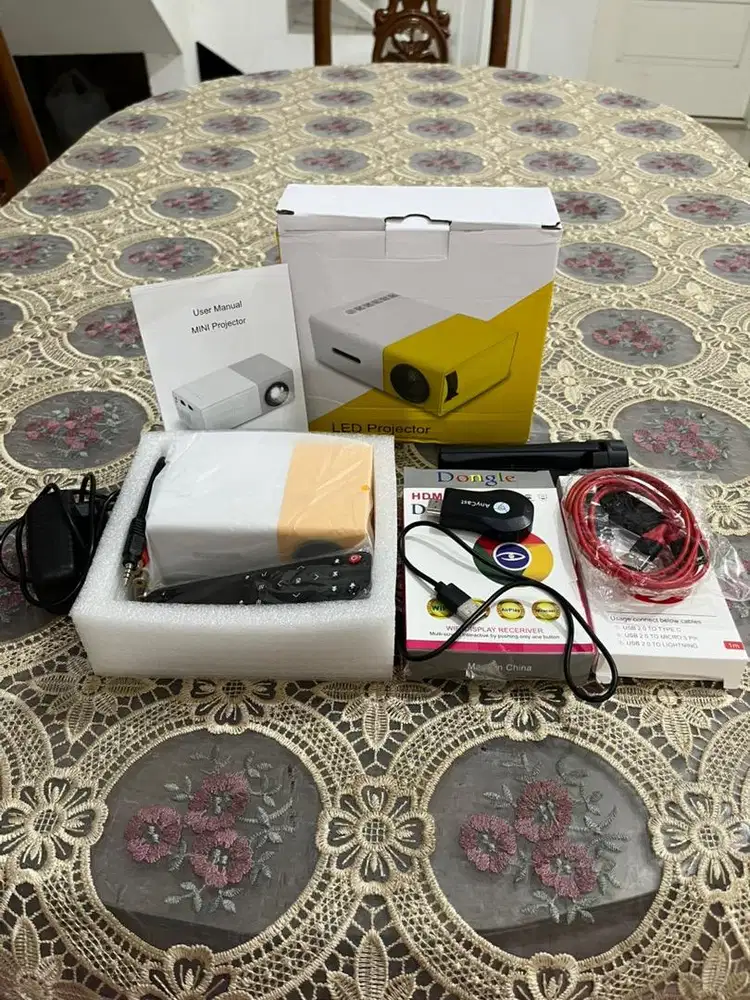 Proyektor mini YG300 + HDMI Dongle