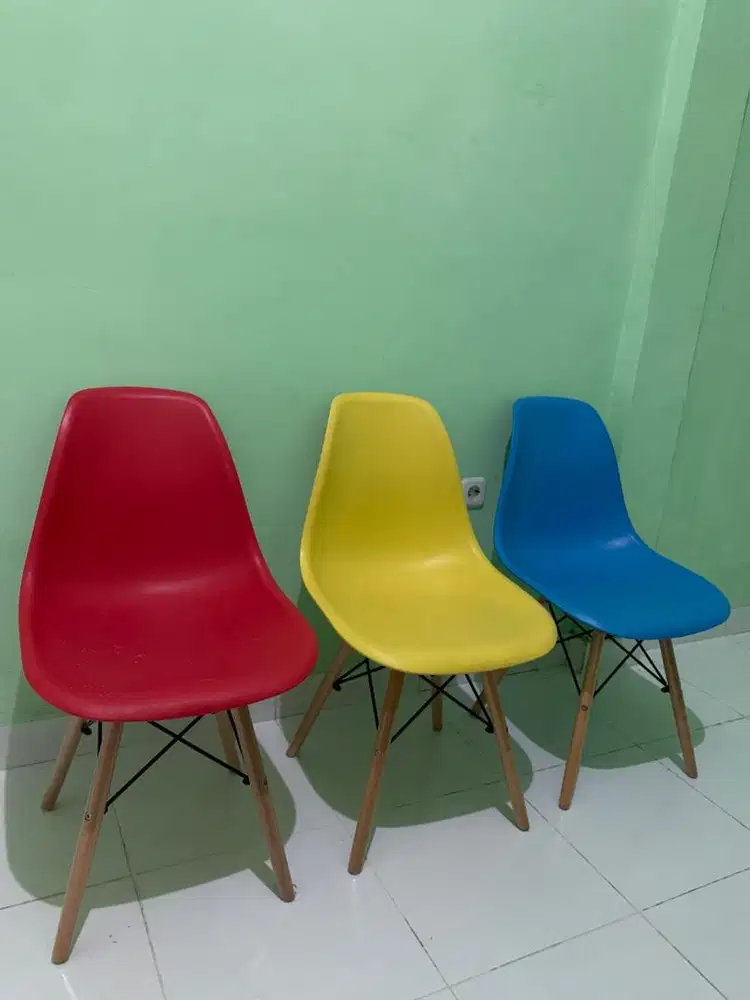 Kursi plastik model Eames (merah, kuning, biru)