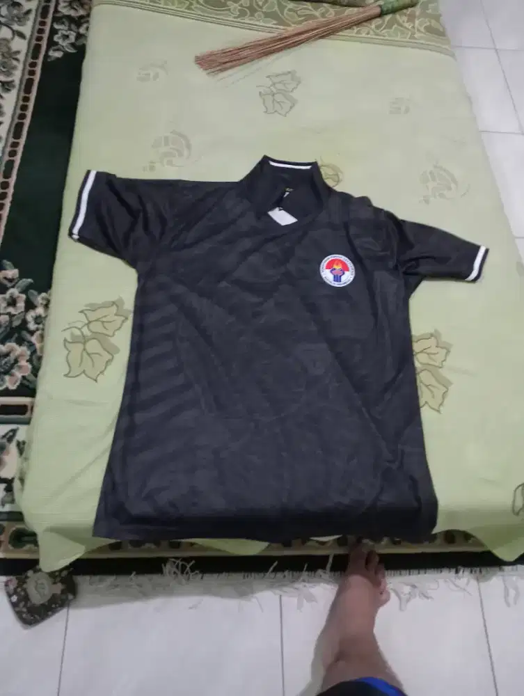 Kaos jersey hitam dari kemenpora