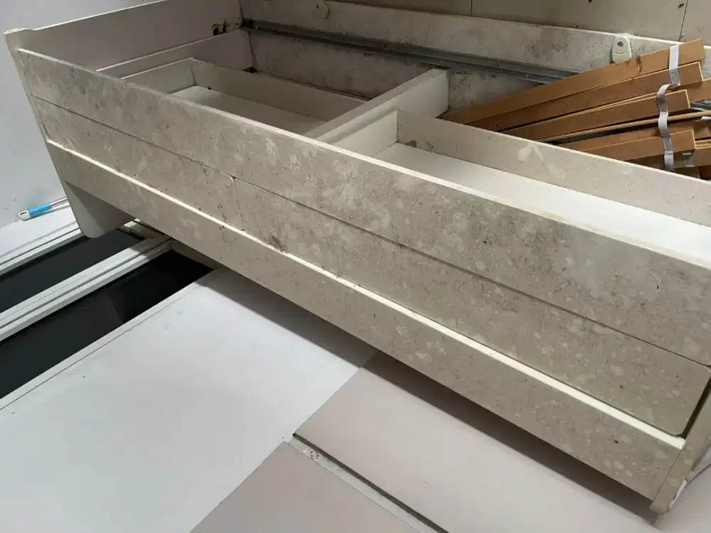 Dipan kayu ukuran 200x90cm.