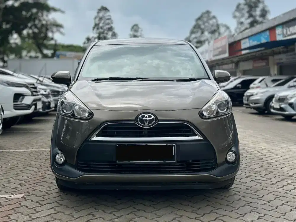 ISTIMEWA SIAP PAKAI!! TOYOTA SIENTA 1.5 V AT MATIC 2017 COKLAT KM 76RB