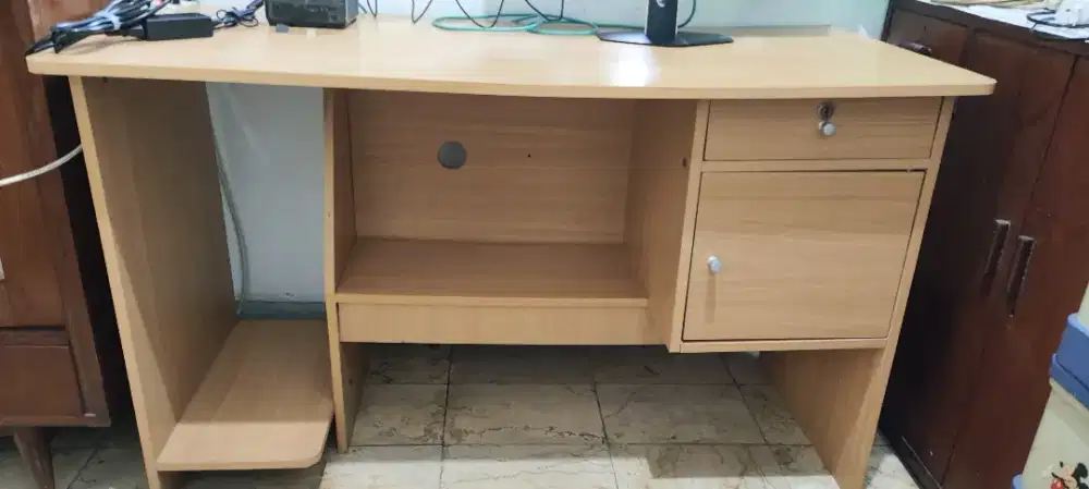 Meja belajar dan komputer