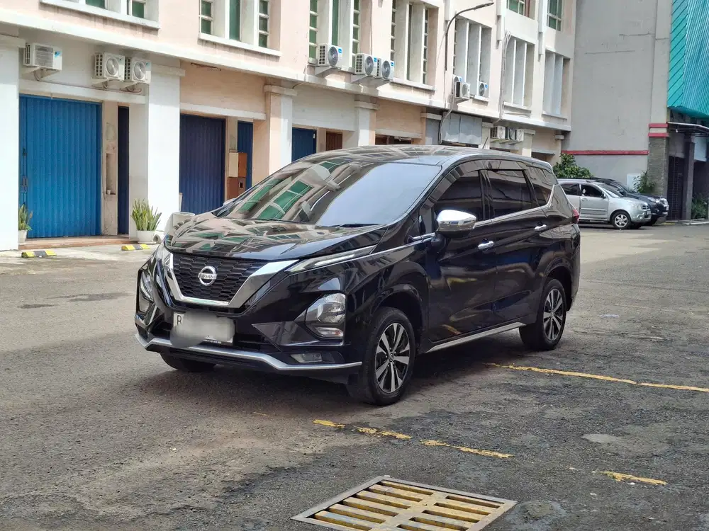 Nissan Livina 2022 VL matic thn 2022 KM 30 rb original