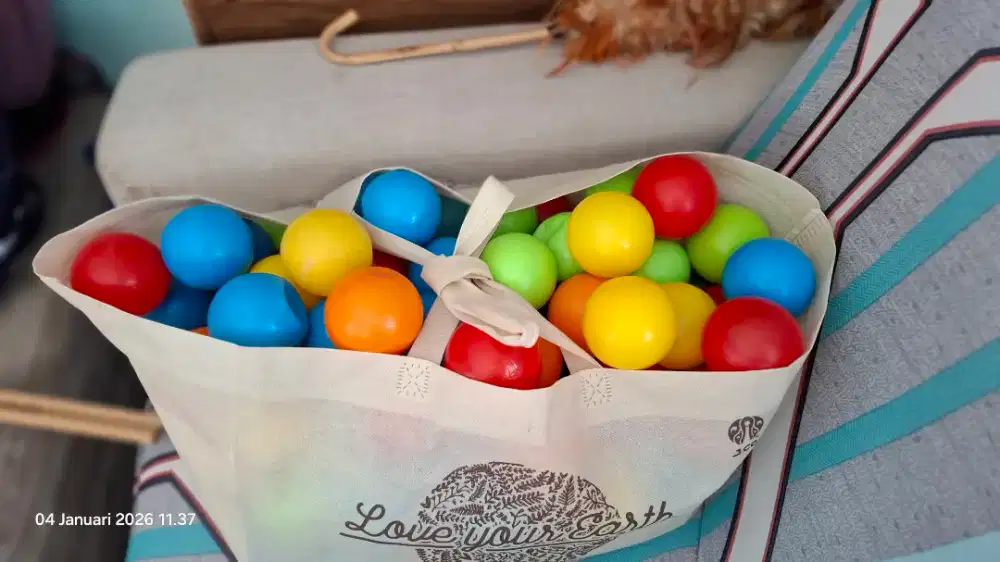 Mainan anak bola warna warni