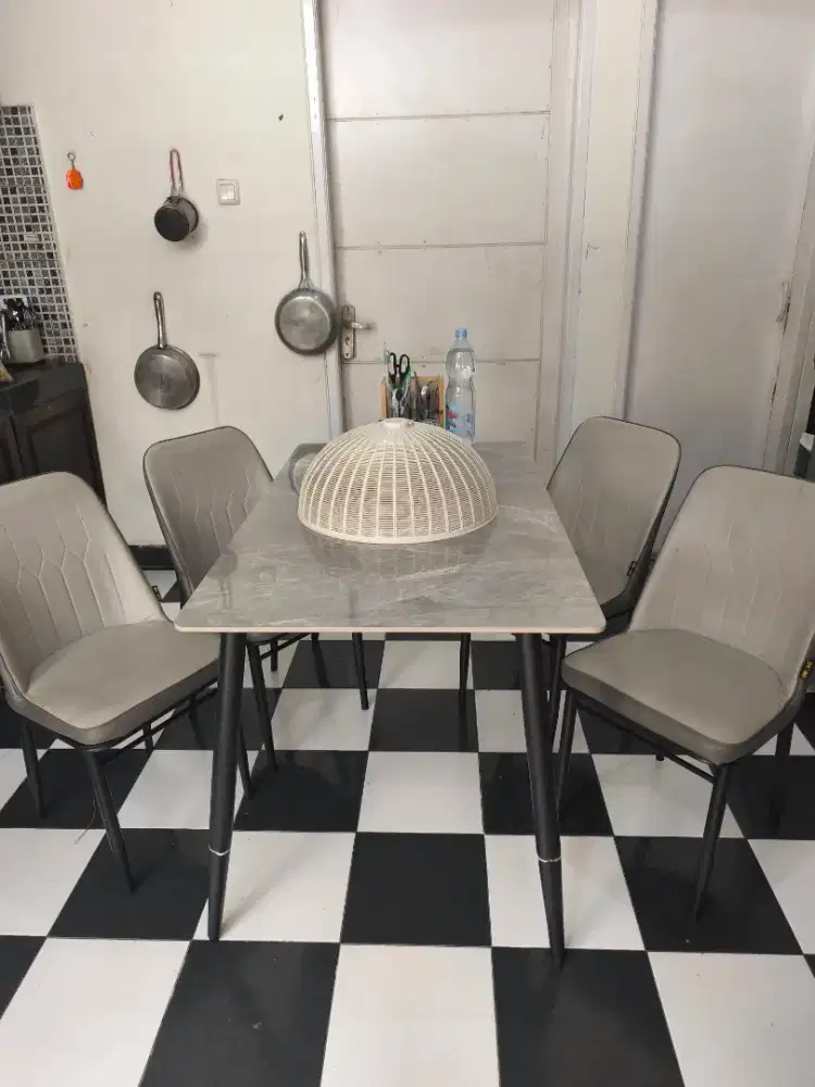 Meja Makan 4 Kursi Model Marmer dan Kaki2 Besi