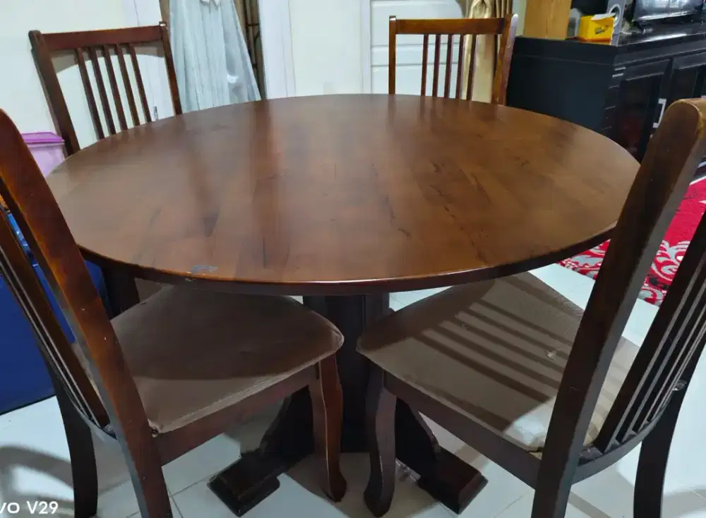 Meja makan bulat dengan 4 kursi