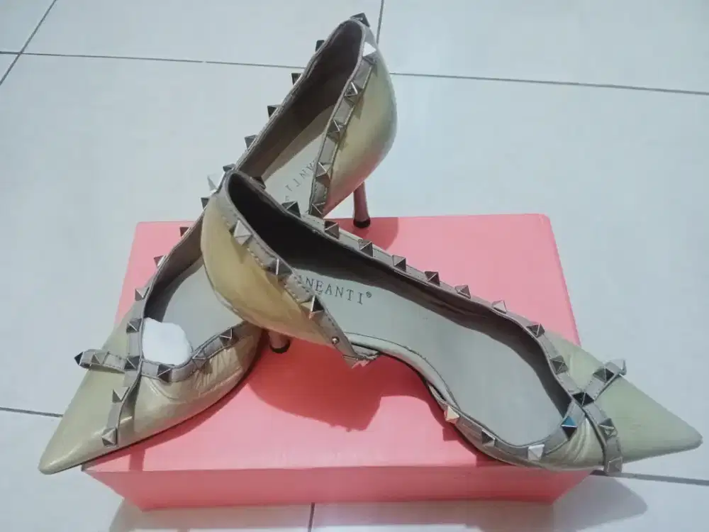 Heels warna coklat muda brand