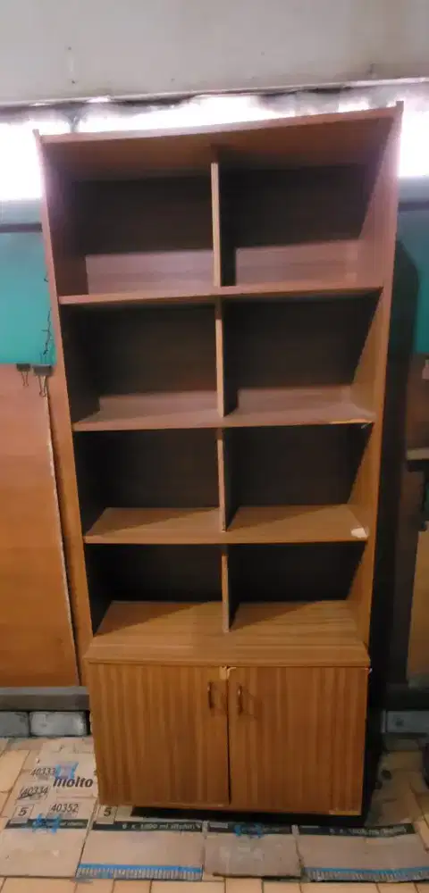 Lemari pajangan buku rak bekas
