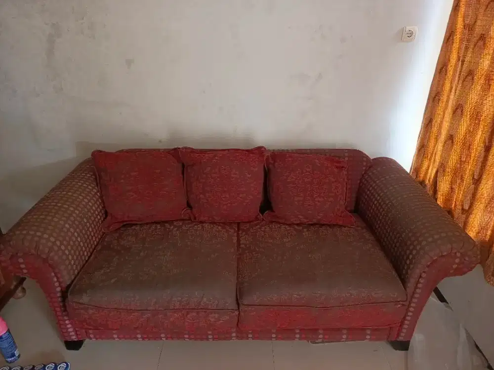 Sofa 2 seater dengan bantalan