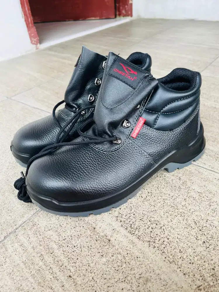 Sepatu Cheetah Size 42 Baru