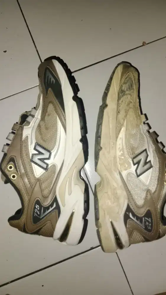 Jasa cuci sepatu atau jasa les cuci sepatu