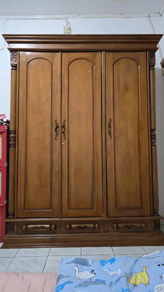 Lemari pakaian jati