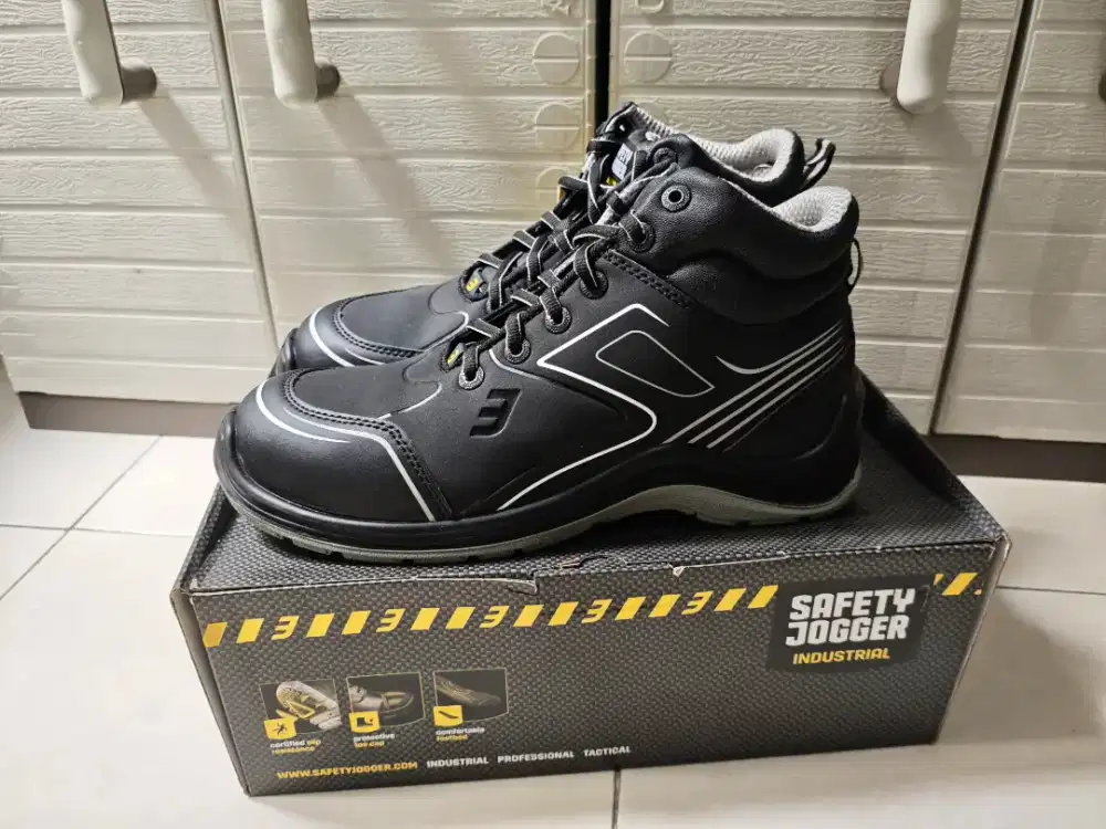 Sepatu safety merk Safety Jogger