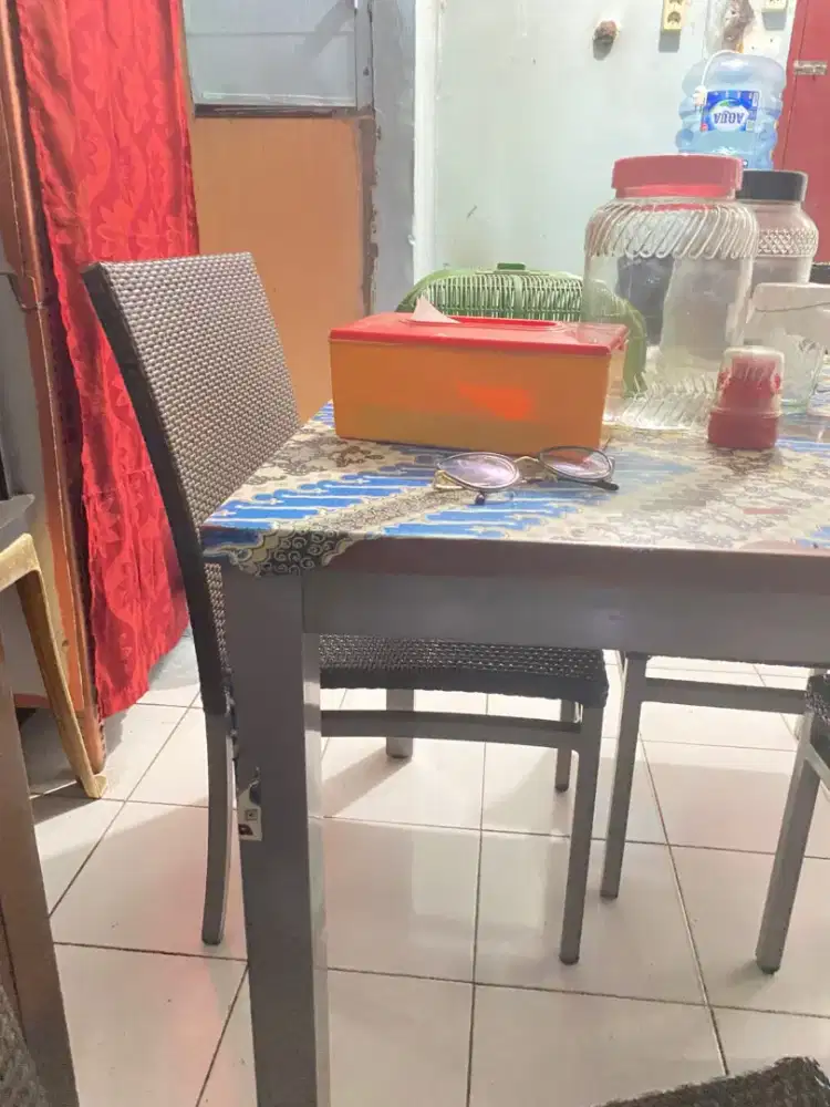 Meja Makan Bekas