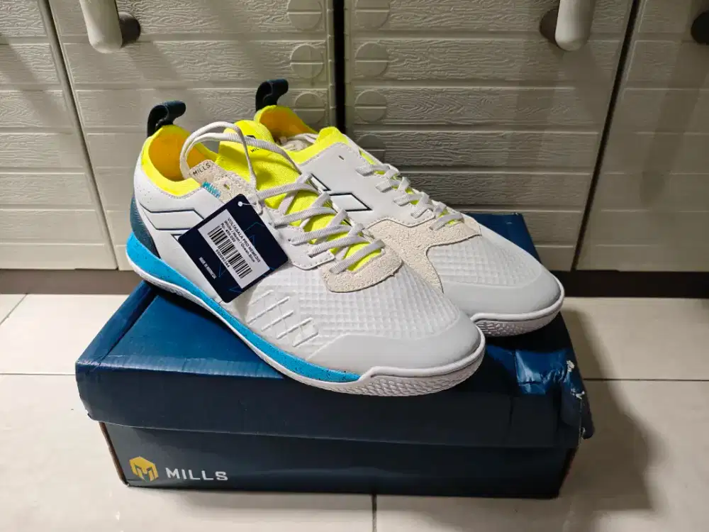 Sepatu futsal Mills