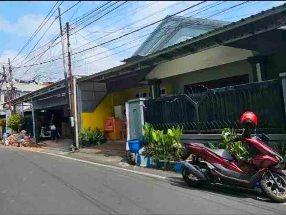rumah lokasi istimewa di jl kerto dekat watugong bisa jalan kaki ke kampus UB Brawijaya dan UIN. sangat bagus jika dibangun kos elite atau buat hunian