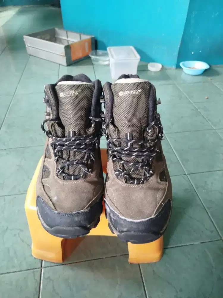 Sepatu gunung HI-TEC ukuran 42,5