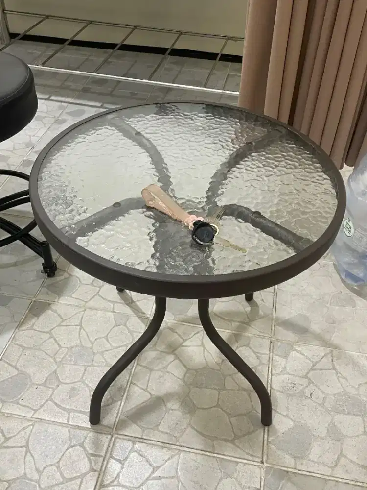 Meja bulat dan tanaman hias