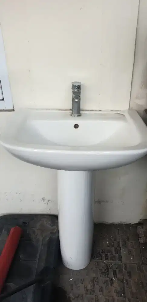 Wastafel besar pakai dudukan kondisi komplit.siap pakai.