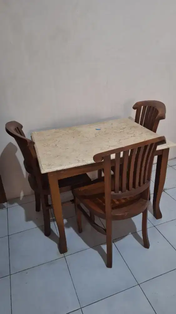 Meja makan minimalis