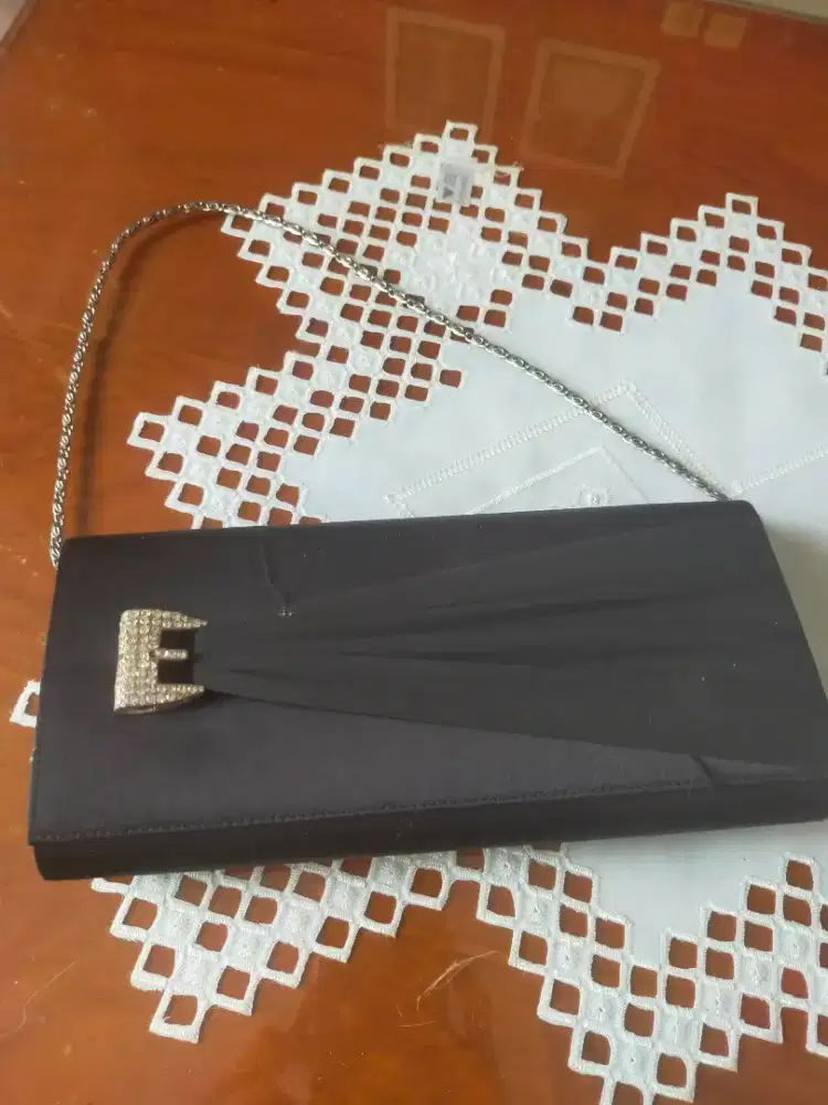 Tas pesta warna hitam