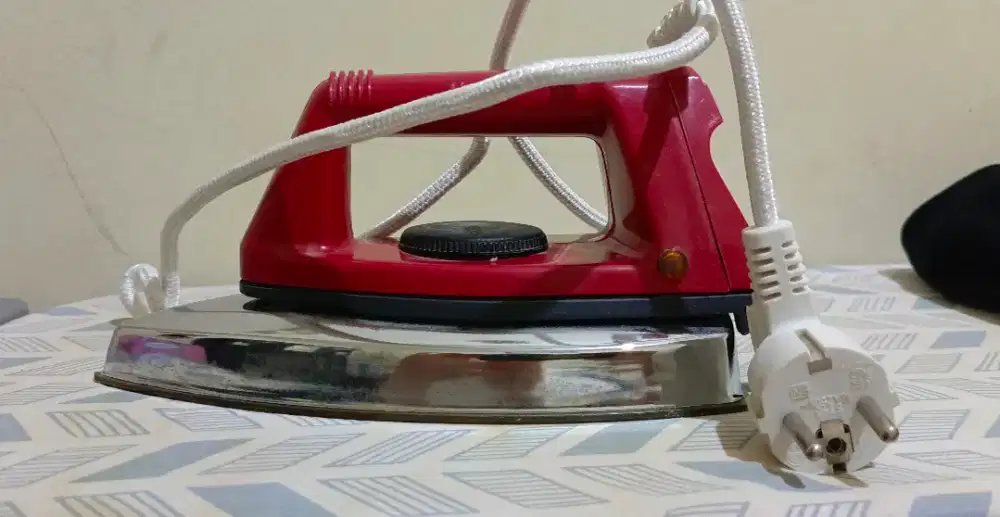 Setrika maspion.350watt. Masih bagus, nyala normal. Tidak pernah rusak