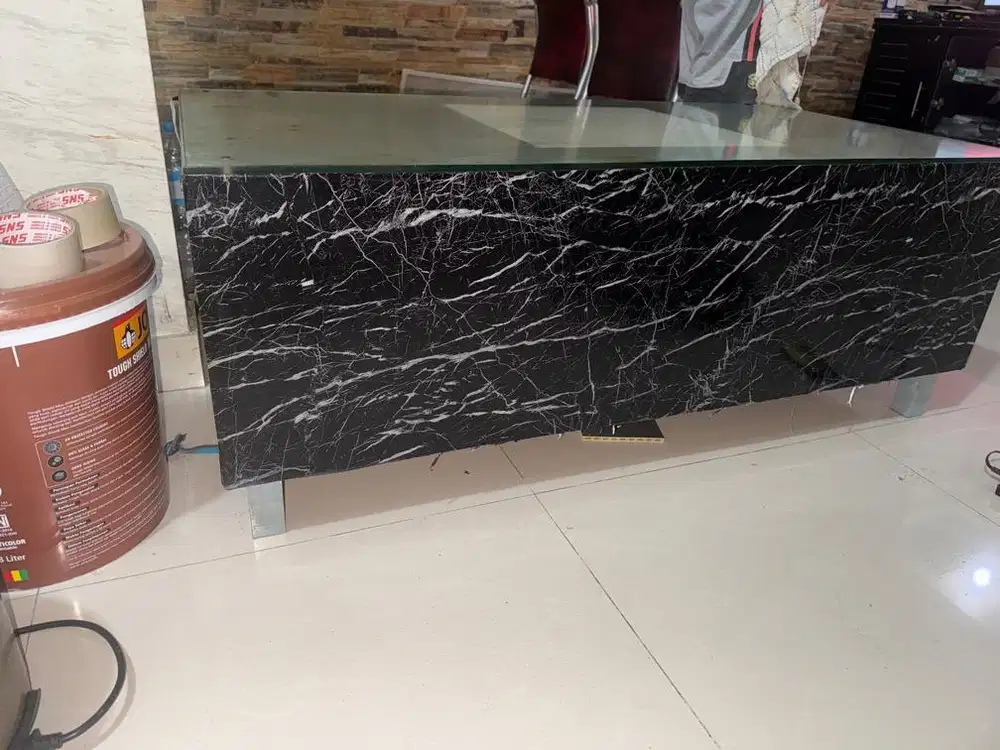 Meja Tamu Kaca dengan pasir dan keong