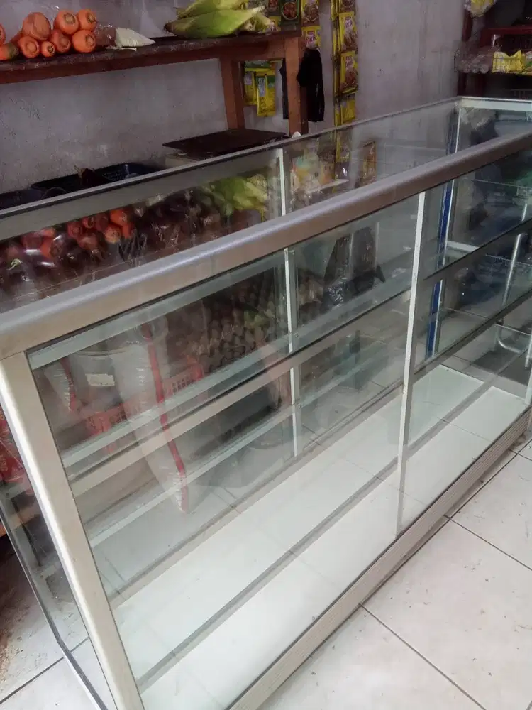 Etalase bekas warung sembako