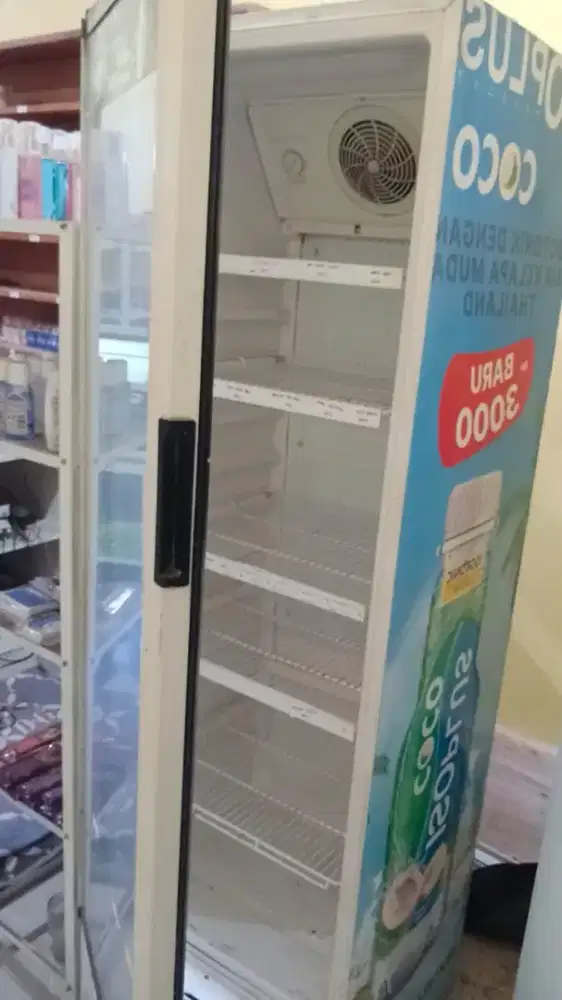 Showcase pendingin Polytron