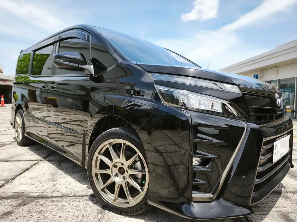 Toyota Voxy 2.0 Automatic Top Kondisi , Km super Loww