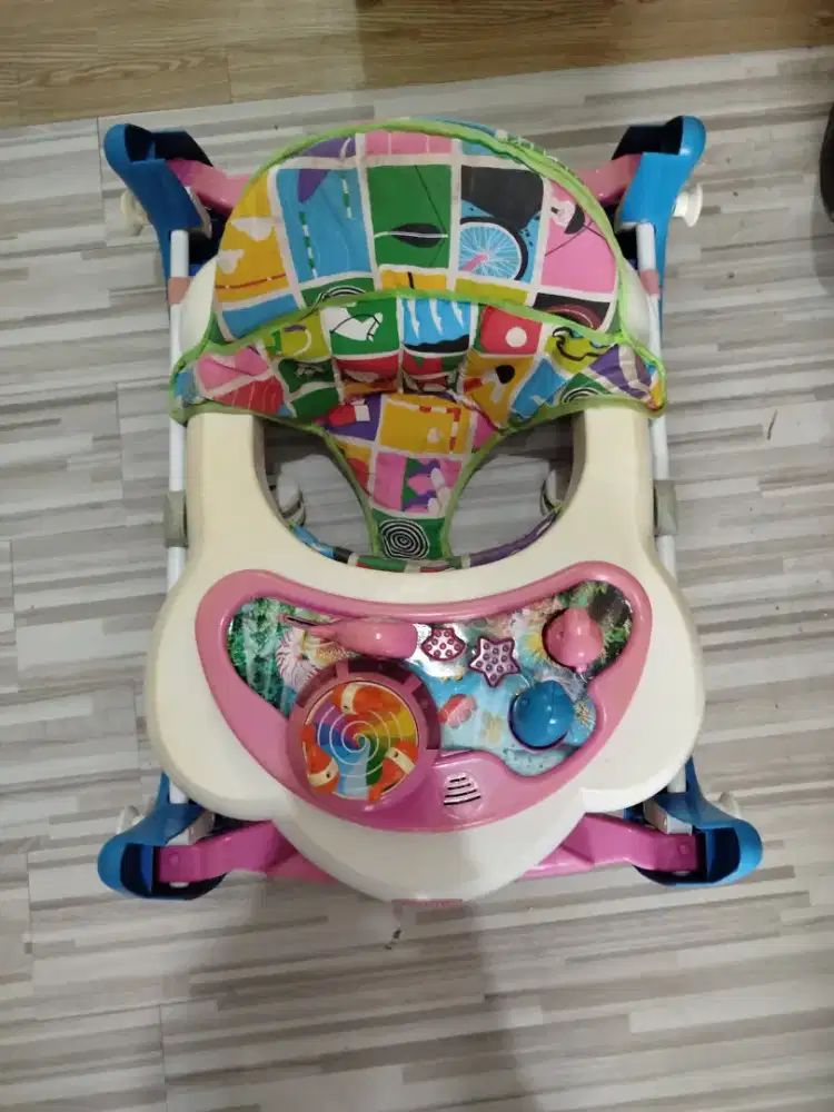 Baby Walker alat bantu belajar jalan bayi