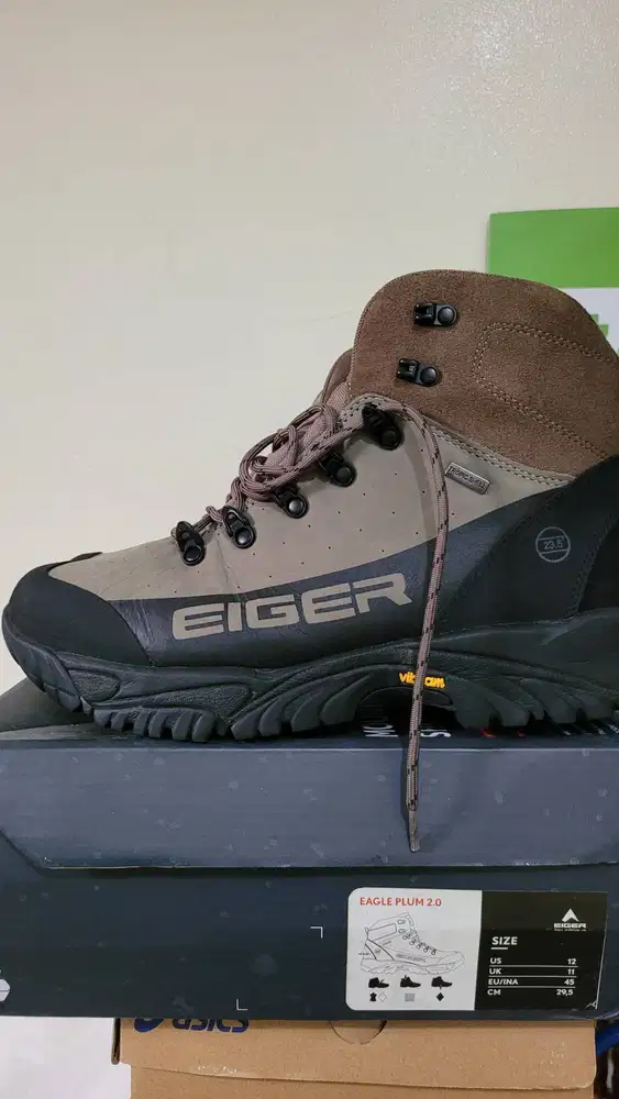 Cuci gudang sepatu gunung dan  badminton