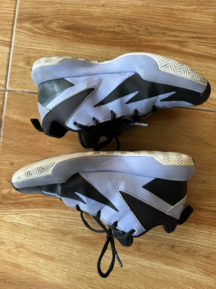 Sepatu Basket Anak Adidas