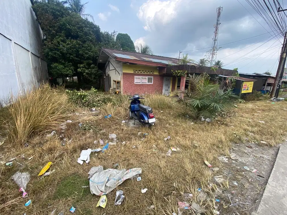 Dijual tanah komersial berisi rumah di pinggir jalan utama