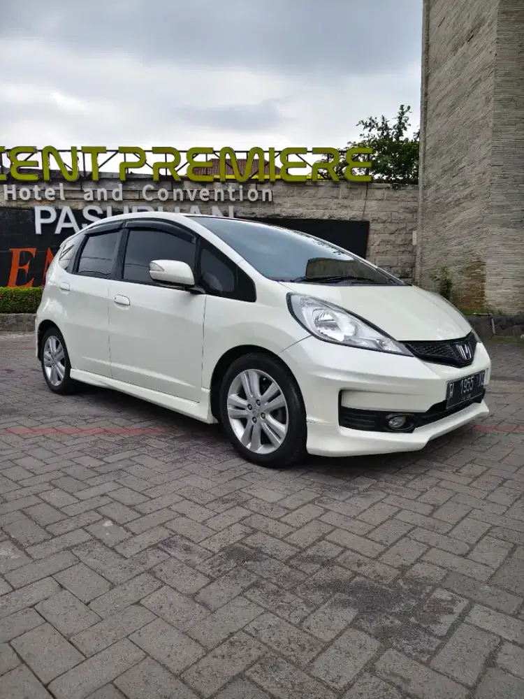 Honda Jazz RS 2011 Matic Putih full ori, terawat siap pakai