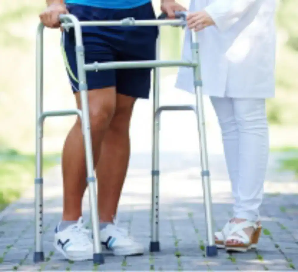 Walker alat bantu jalan lansia atau kaki pincang